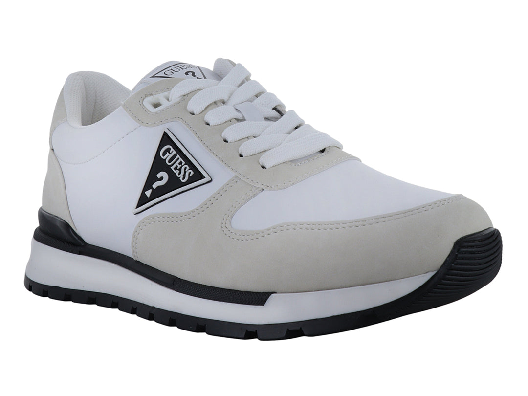 Tenis Guess color blanco y gris con suela negra y logotipo triangular en el lateral.