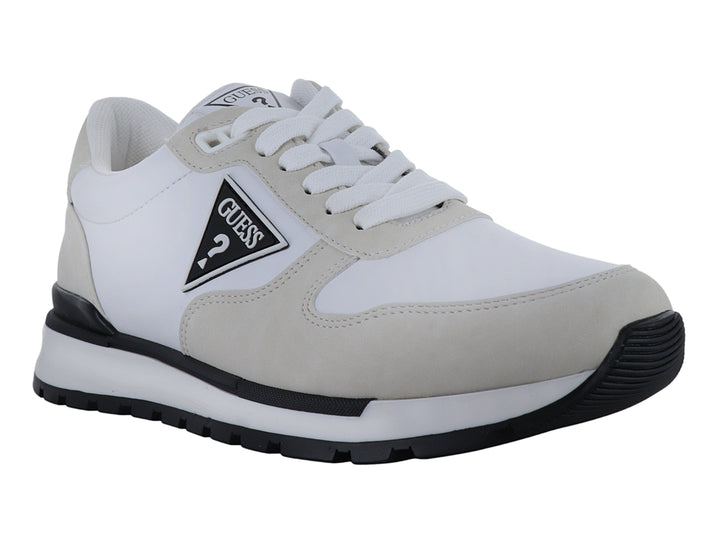 Tenis Guess color blanco y gris con suela negra y logotipo triangular en el lateral.