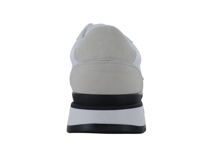 Tenis Guess color blanco y gris con suela negra y logotipo triangular en el lateral.