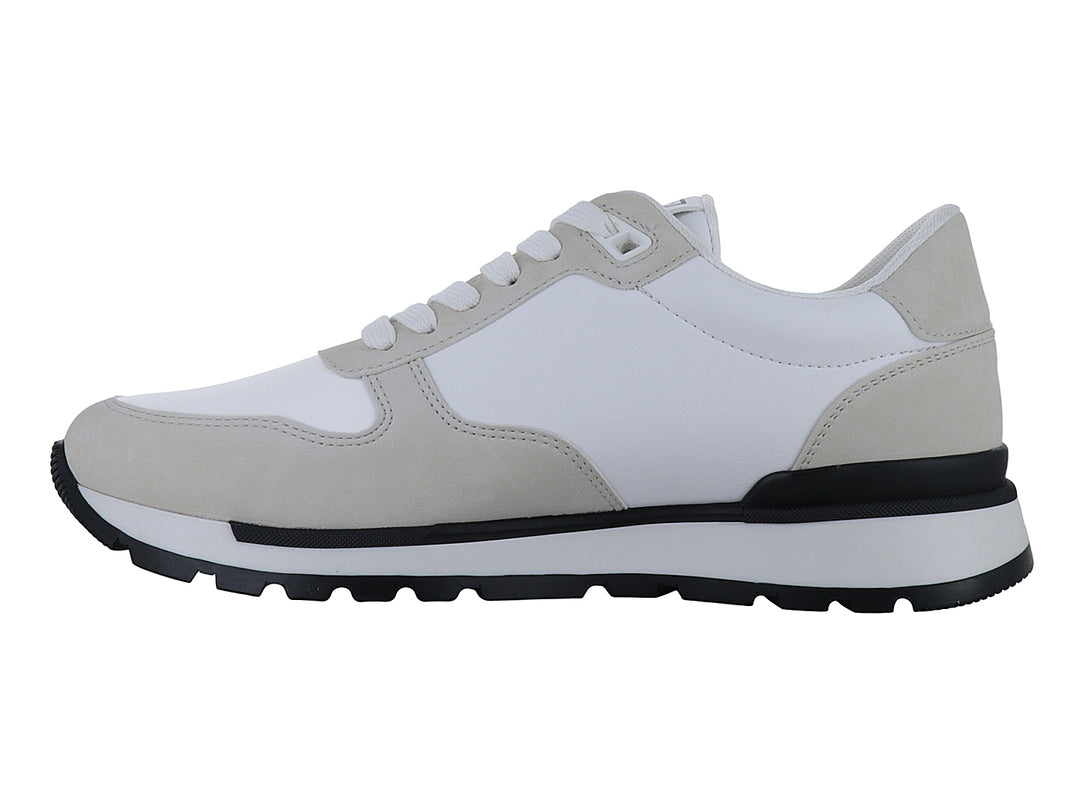 Tenis Guess color blanco y gris con suela negra y logotipo triangular en el lateral.