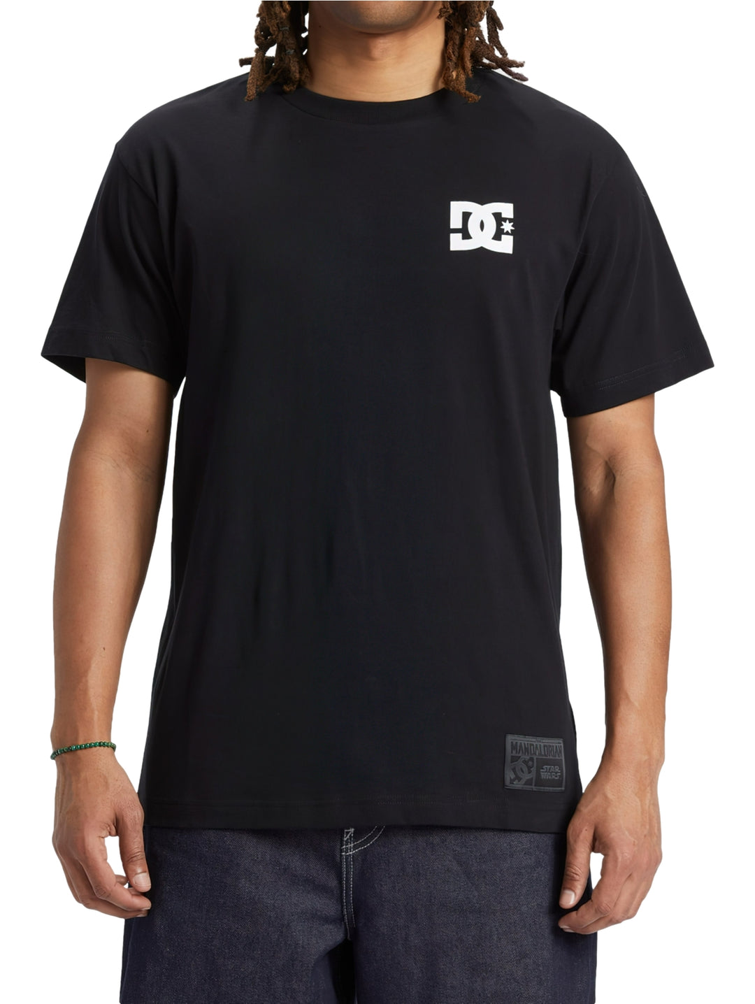 Camiseta negra de manga corta DC Shoes con logotipo blanco en el pecho y detalle inferior de The Mandalorian.