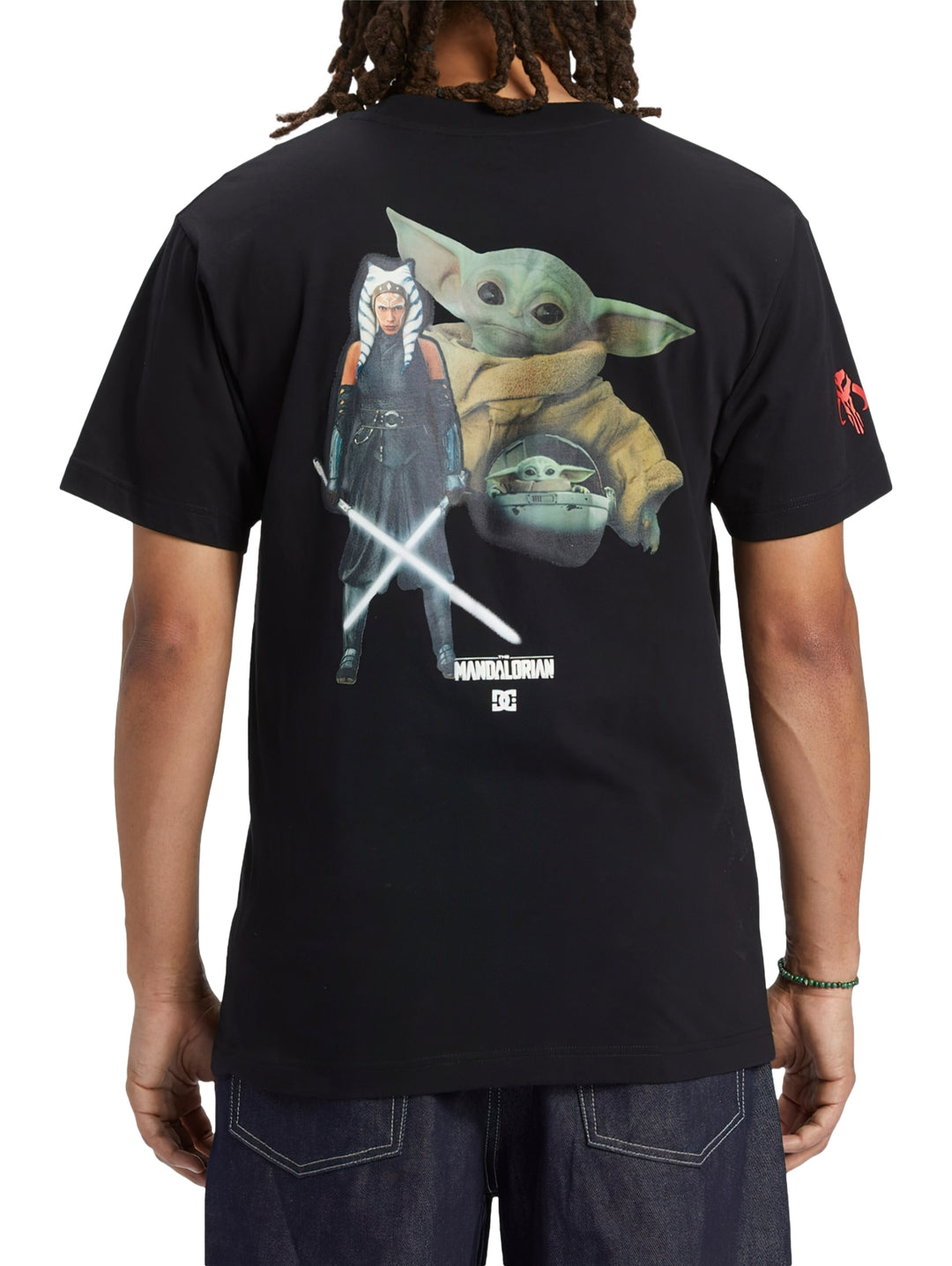 Camiseta negra de manga corta DC Shoes con logotipo blanco en el pecho y detalle inferior de The Mandalorian.