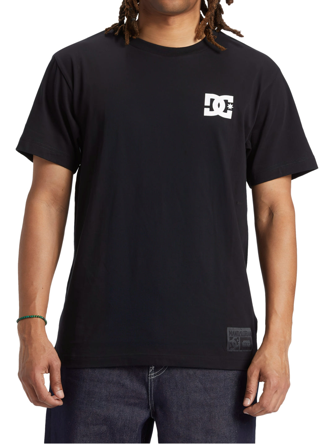 Camiseta negra de manga corta con logotipo blanco de DC Shoes en el pecho.