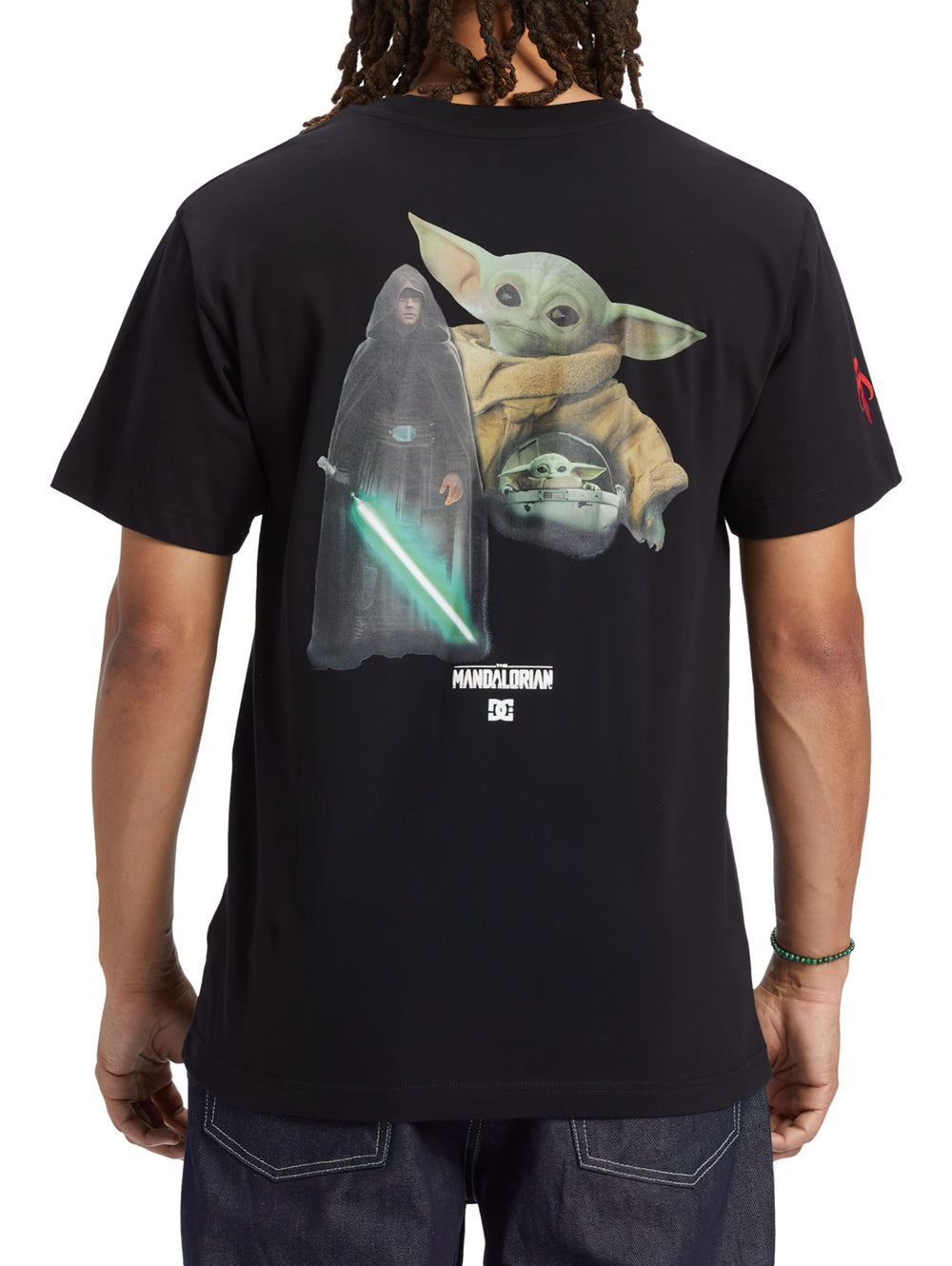 Camiseta negra de manga corta con logotipo blanco de DC Shoes en el pecho.