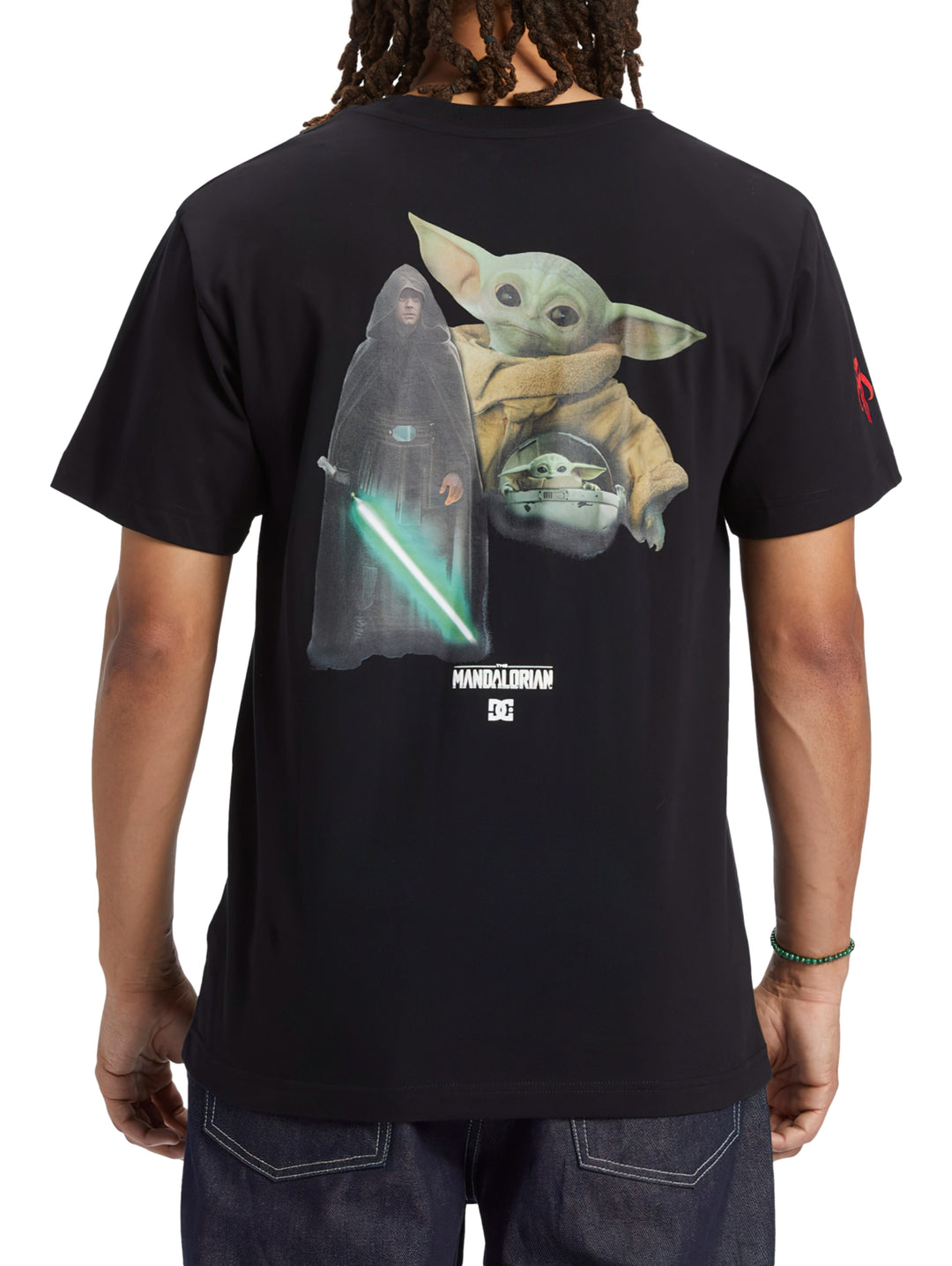Camiseta negra de manga corta con logotipo blanco de DC Shoes en el pecho.