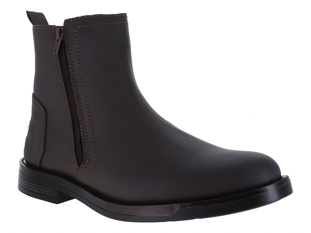Botín color café con cierre lateral y suela oscura.