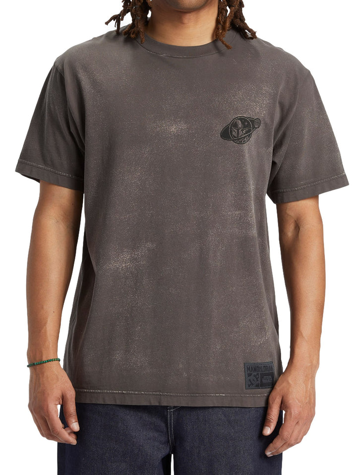Camiseta de manga corta color gris oscuro con efecto lavado y un pequeño gráfico en el pecho.