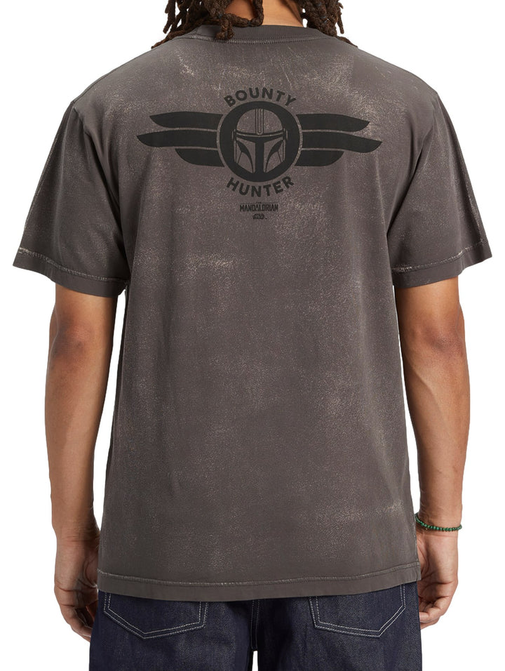 Camiseta de manga corta color gris oscuro con efecto lavado y un pequeño gráfico en el pecho.