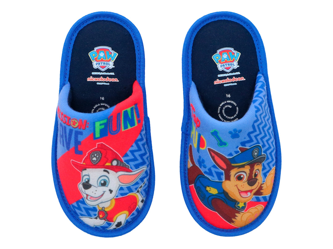Par de pantuflas azules y rojas con estampados de personajes de Paw Patrol.