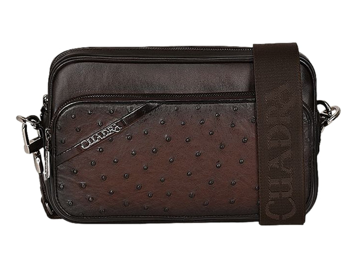 Bolso bandolera Cuadra en cuero de avestruz color chocolate con detalles plateados y correa ancha.