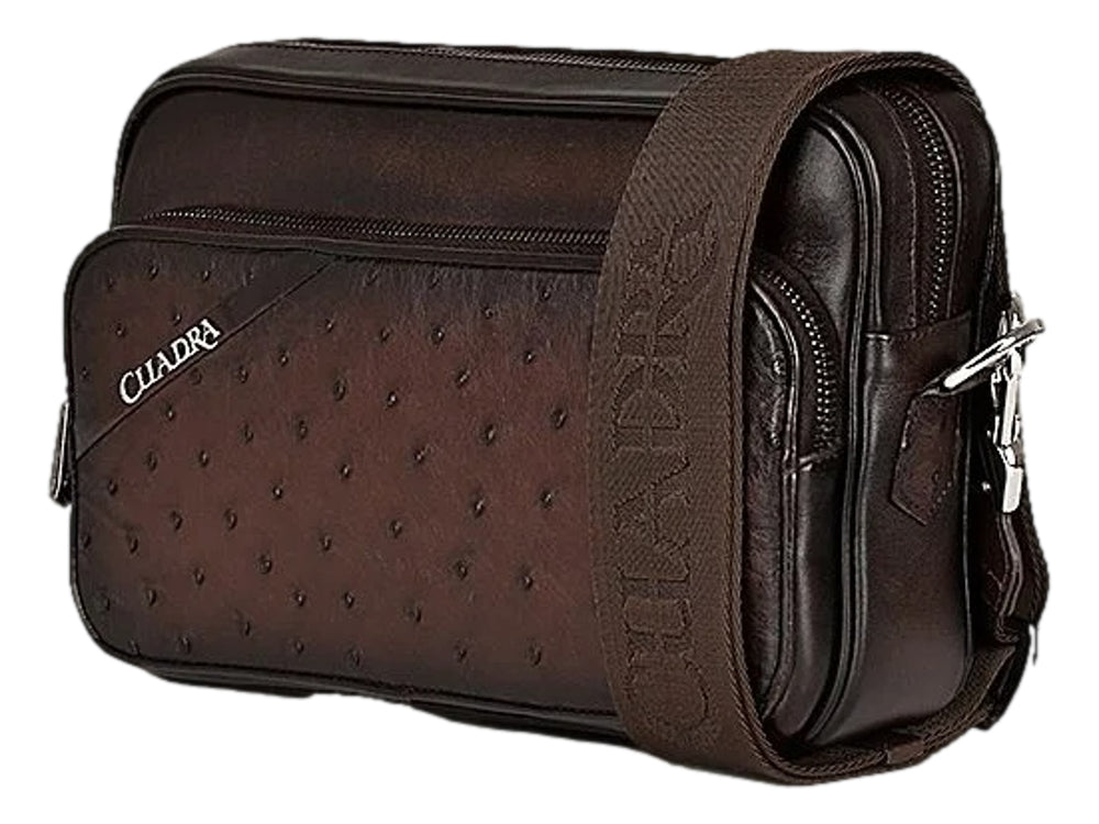 Bolso bandolera Cuadra en cuero de avestruz color chocolate con detalles plateados y correa ancha.