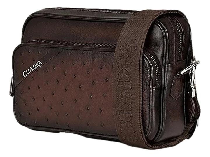 Bolso bandolera Cuadra en cuero de avestruz color chocolate con detalles plateados y correa ancha.