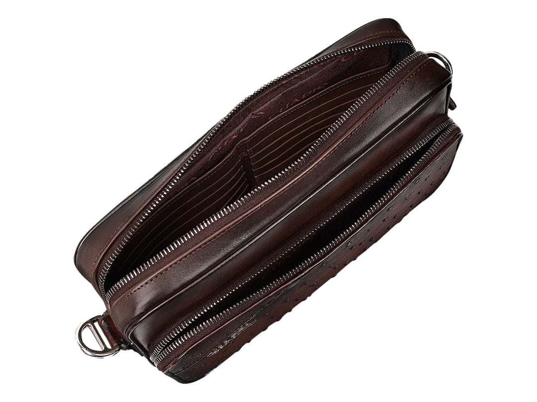 Bolso bandolera Cuadra en cuero de avestruz color chocolate con detalles plateados y correa ancha.