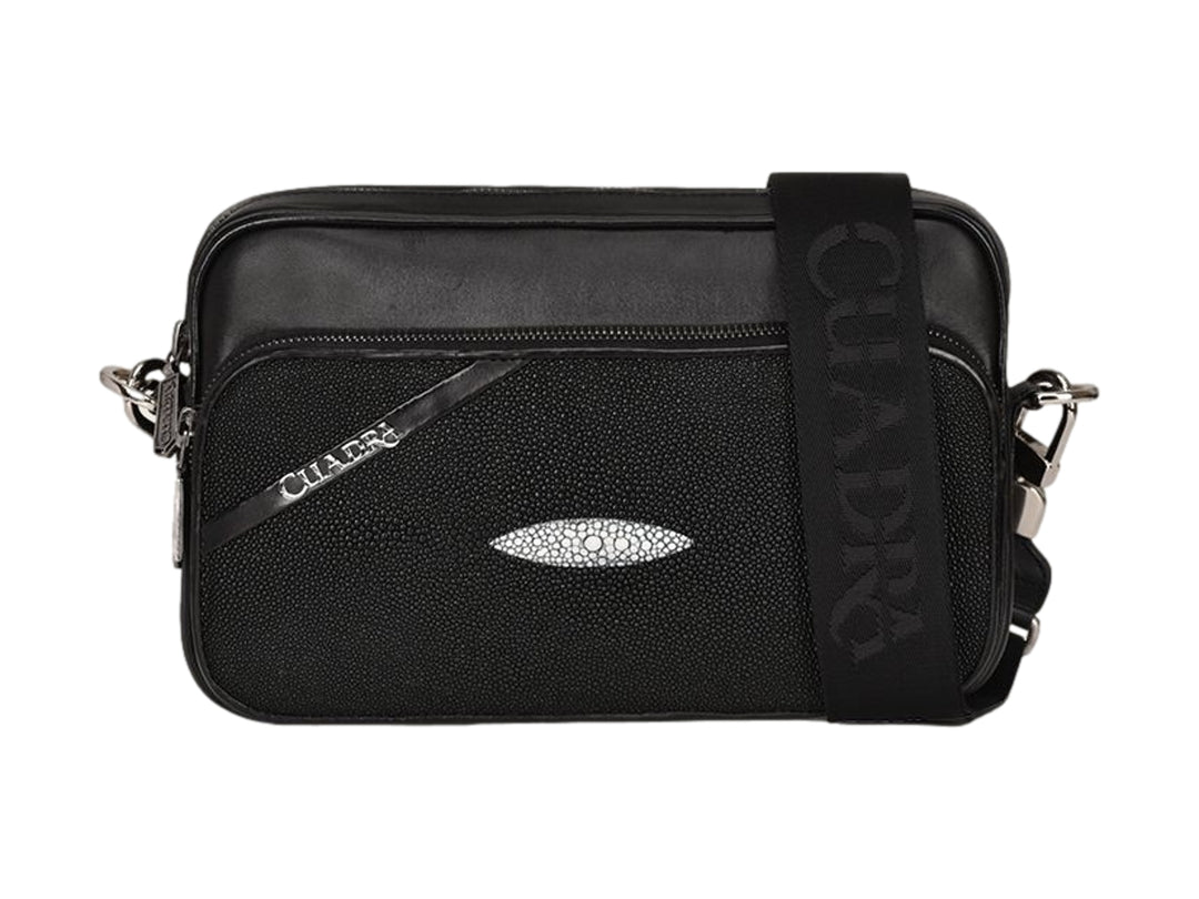 Bolso bandolera negro de marca Cuadra con textura de piel de mantarraya y correa ancha.