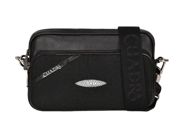 Bolso bandolera negro de marca Cuadra con textura de piel de mantarraya y correa ancha.