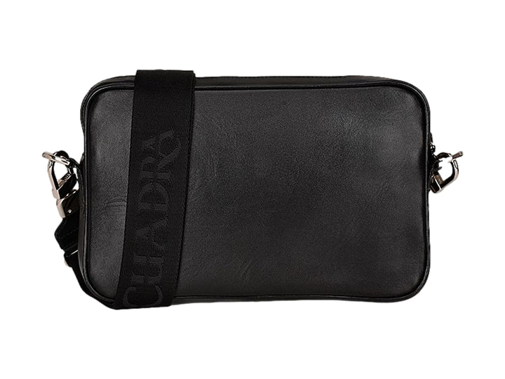 Bolso bandolera negro de marca Cuadra con textura de piel de mantarraya y correa ancha.
