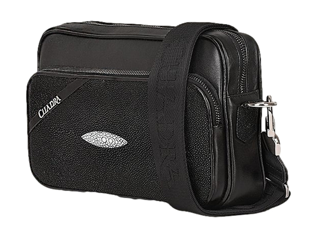 Bolso bandolera negro de marca Cuadra con textura de piel de mantarraya y correa ancha.