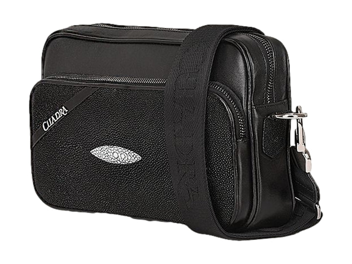 Bolso bandolera negro de marca Cuadra con textura de piel de mantarraya y correa ancha.