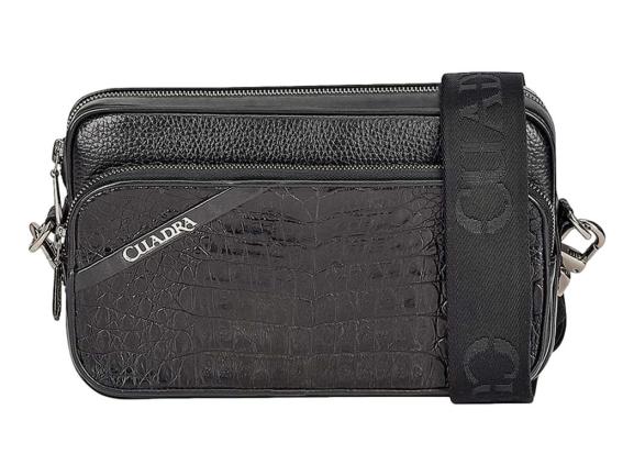 Bolso bandolera negro de cuero con textura de cocodrilo y correa ajustable de la marca Cuadra.