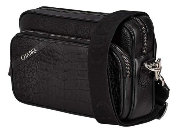 Bolso bandolera negro de cuero con textura de cocodrilo y correa ajustable de la marca Cuadra.
