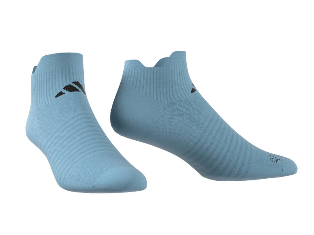 Par de calcetines deportivos Adidas en color azul claro con logos negros.