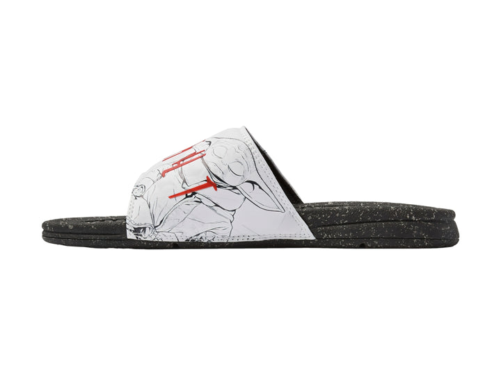 Sandalia deslizable DC Shoes con suela negra y correa blanca con diseño gráfico en rojo y negro.