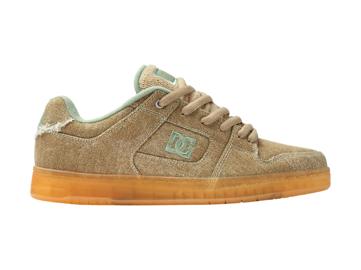 Tenis DC Shoes color marrón con detalles en verde menta y suela de goma translúcida.