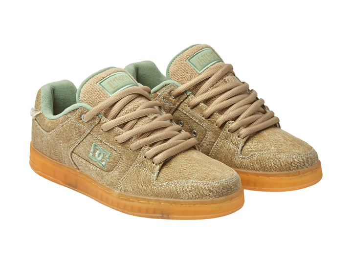 Tenis DC Shoes color marrón con detalles en verde menta y suela de goma translúcida.