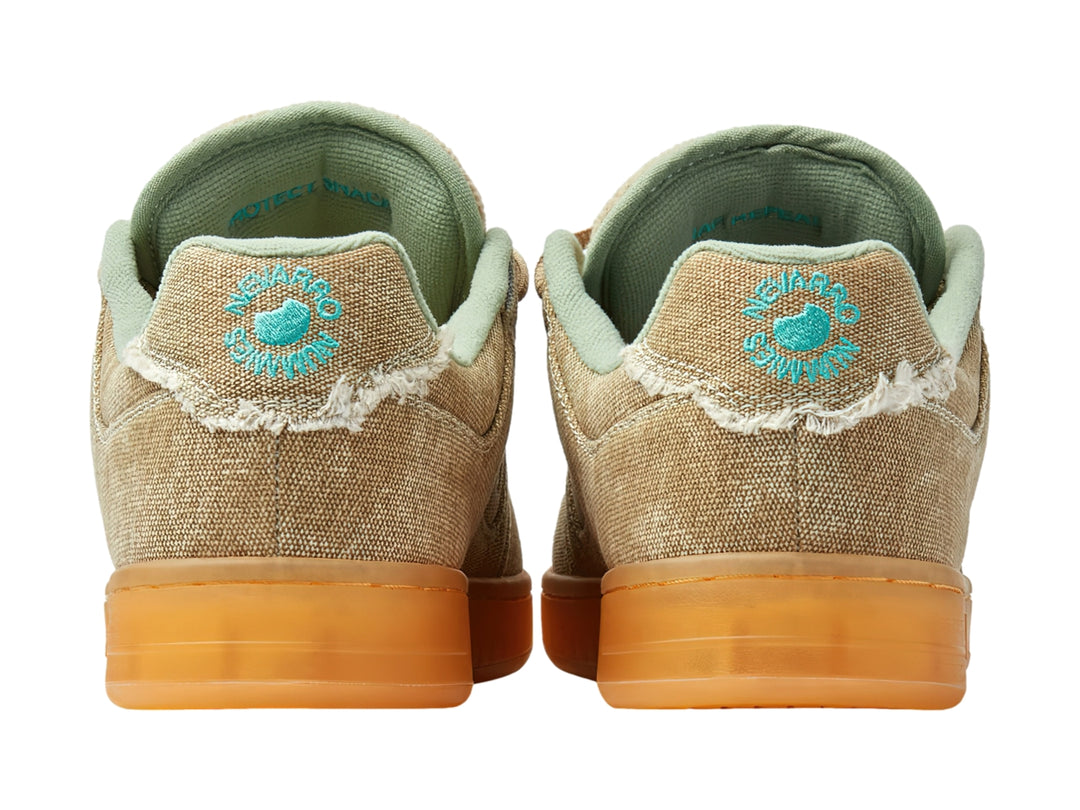 Tenis DC Shoes color marrón con detalles en verde menta y suela de goma translúcida.