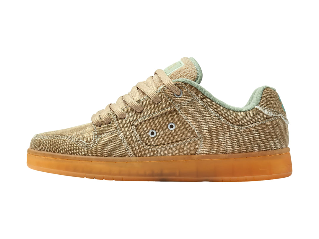 Tenis DC Shoes color marrón con detalles en verde menta y suela de goma translúcida.