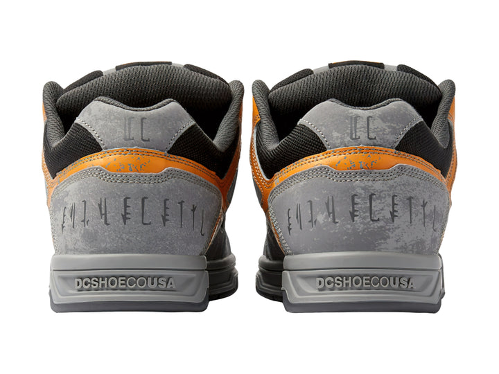 Tenis DC Shoes SW Stag color gris con detalles en naranja y negro, vista lateral.