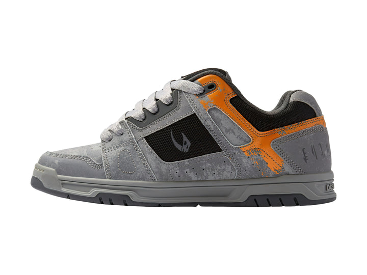 Tenis DC Shoes SW Stag color gris con detalles en naranja y negro, vista lateral.