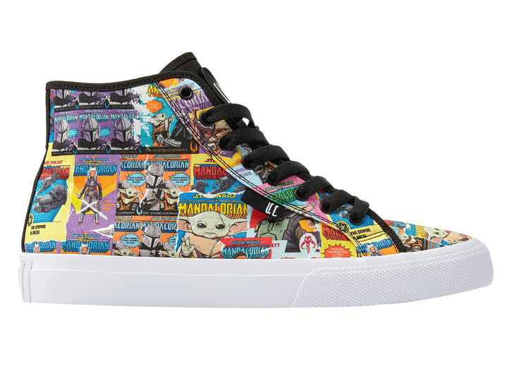 Tenis DC Shoes de bota alta con estampado multicolor de The Mandalorian y Grogu, suela blanca y agujetas negras.