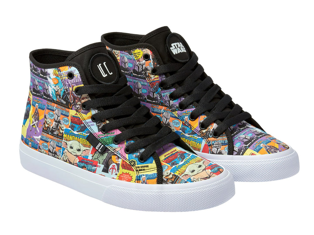 Tenis DC Shoes de bota alta con estampado multicolor de The Mandalorian y Grogu, suela blanca y agujetas negras.