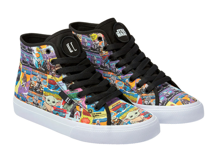 Tenis DC Shoes de bota alta con estampado multicolor de The Mandalorian y Grogu, suela blanca y agujetas negras.