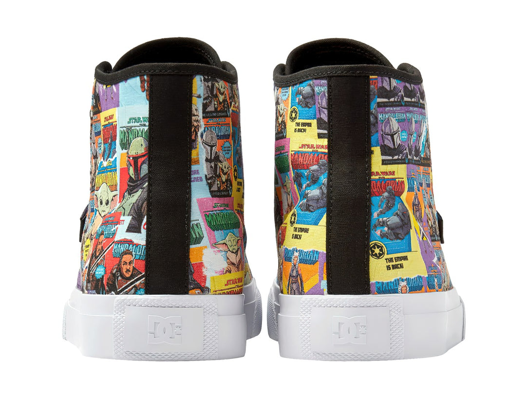 Tenis DC Shoes de bota alta con estampado multicolor de The Mandalorian y Grogu, suela blanca y agujetas negras.