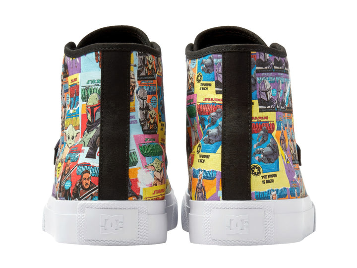 Tenis DC Shoes de bota alta con estampado multicolor de The Mandalorian y Grogu, suela blanca y agujetas negras.