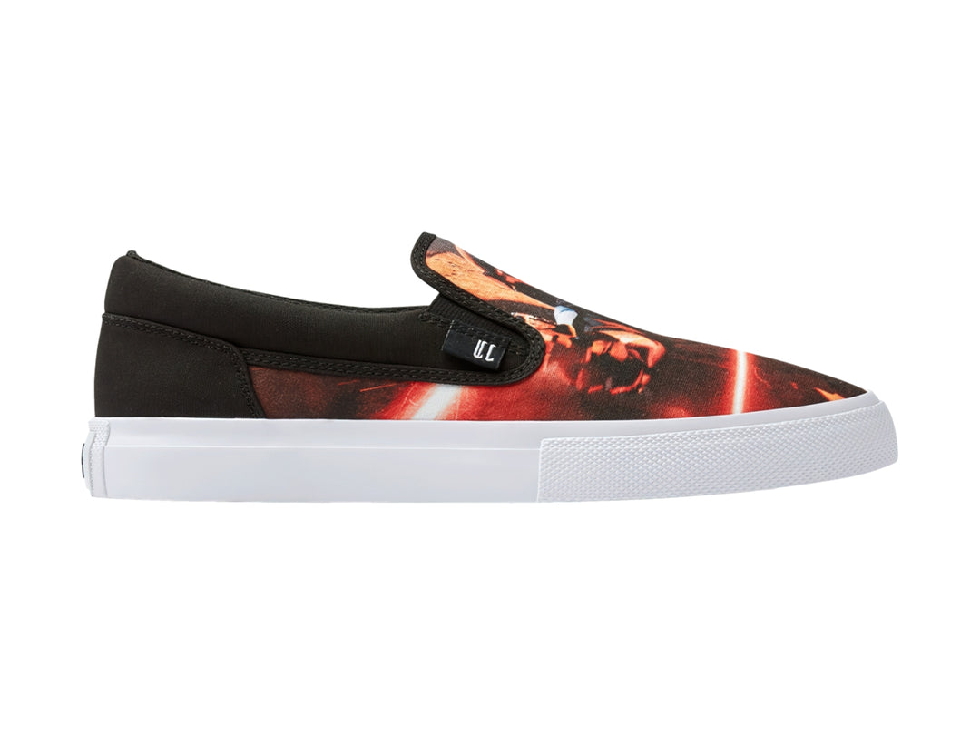 Tenis DC Shoes modelo slip-on en color negro y rojo con estampado gráfico y suela blanca.