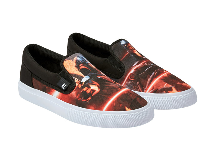 Tenis DC Shoes modelo slip-on en color negro y rojo con estampado gráfico y suela blanca.