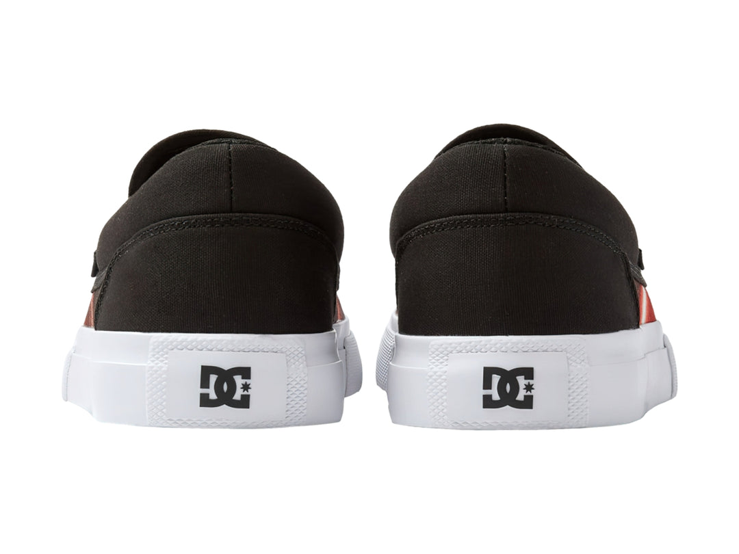 Tenis DC Shoes modelo slip-on en color negro y rojo con estampado gráfico y suela blanca.