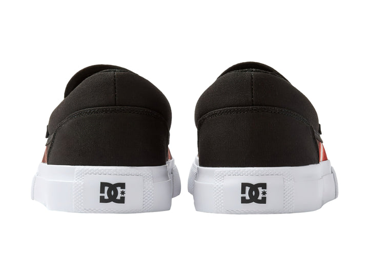 Tenis DC Shoes modelo slip-on en color negro y rojo con estampado gráfico y suela blanca.