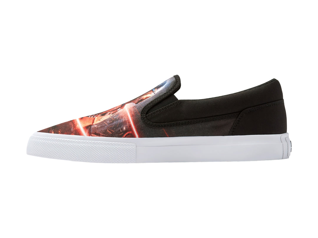 Tenis DC Shoes modelo slip-on en color negro y rojo con estampado gráfico y suela blanca.