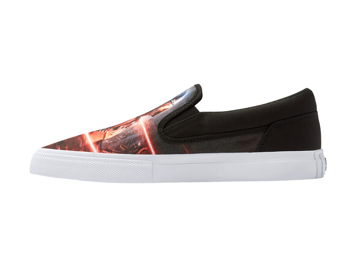 Tenis DC Shoes modelo slip-on en color negro y rojo con estampado gráfico y suela blanca.