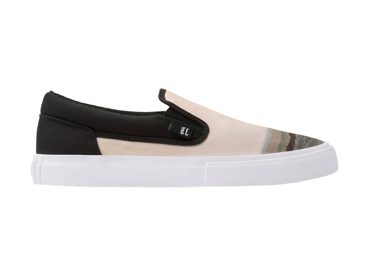 Zapato slip-on DC Shoes color beige con detalles en negro y suela blanca.