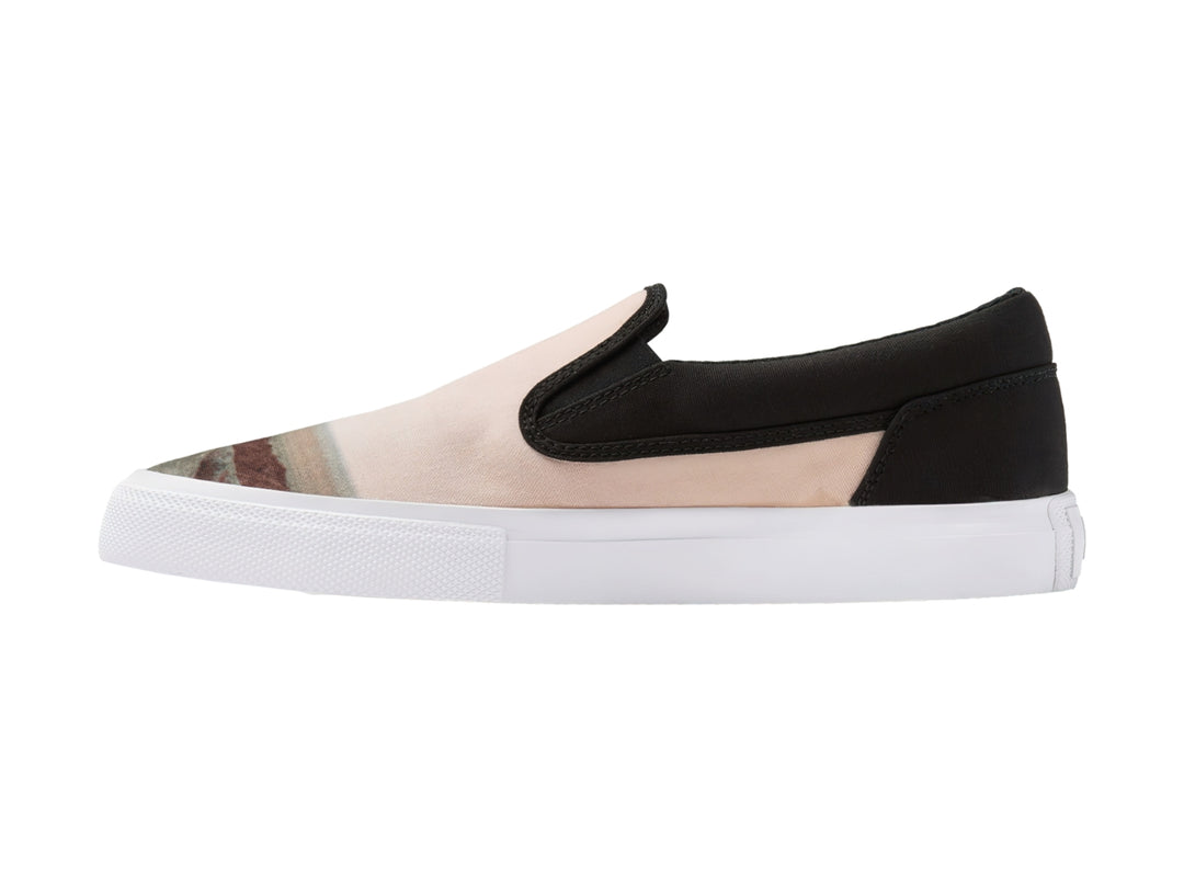 Zapato slip-on DC Shoes color beige con detalles en negro y suela blanca.