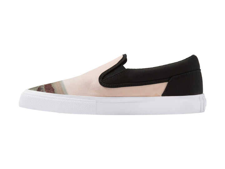Zapato slip-on DC Shoes color beige con detalles en negro y suela blanca.