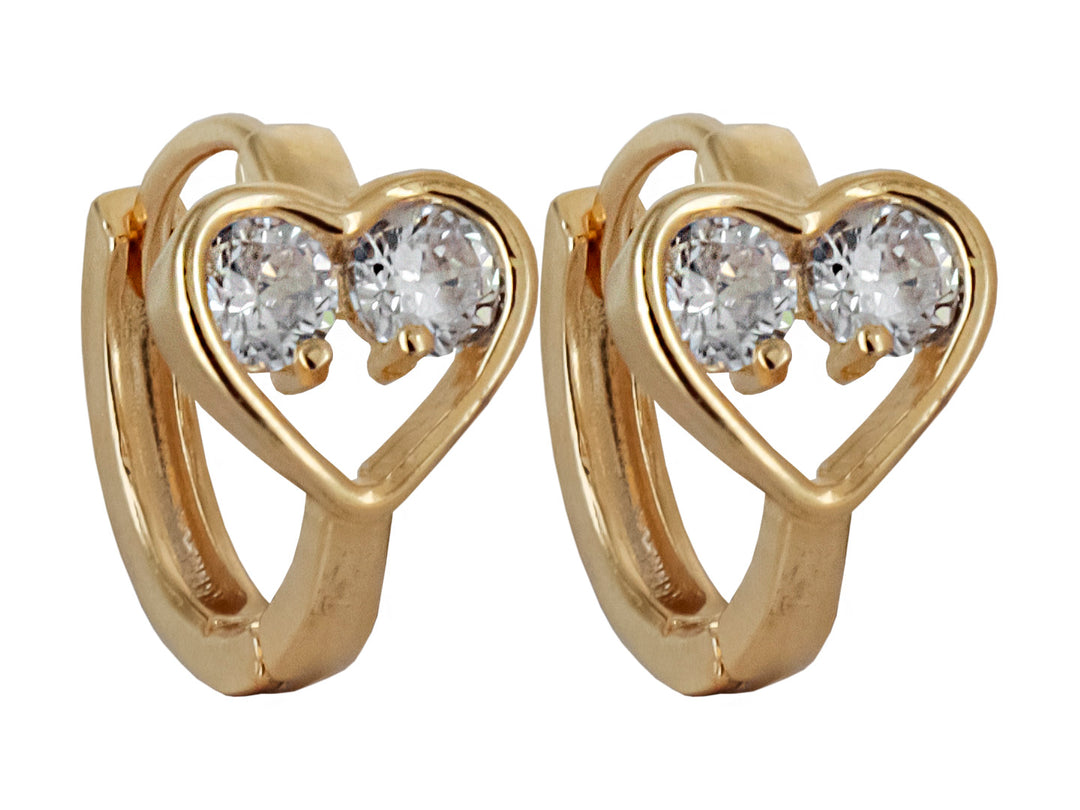 Par de pendientes dorados en forma de corazón con dos piedras brillantes incrustadas.