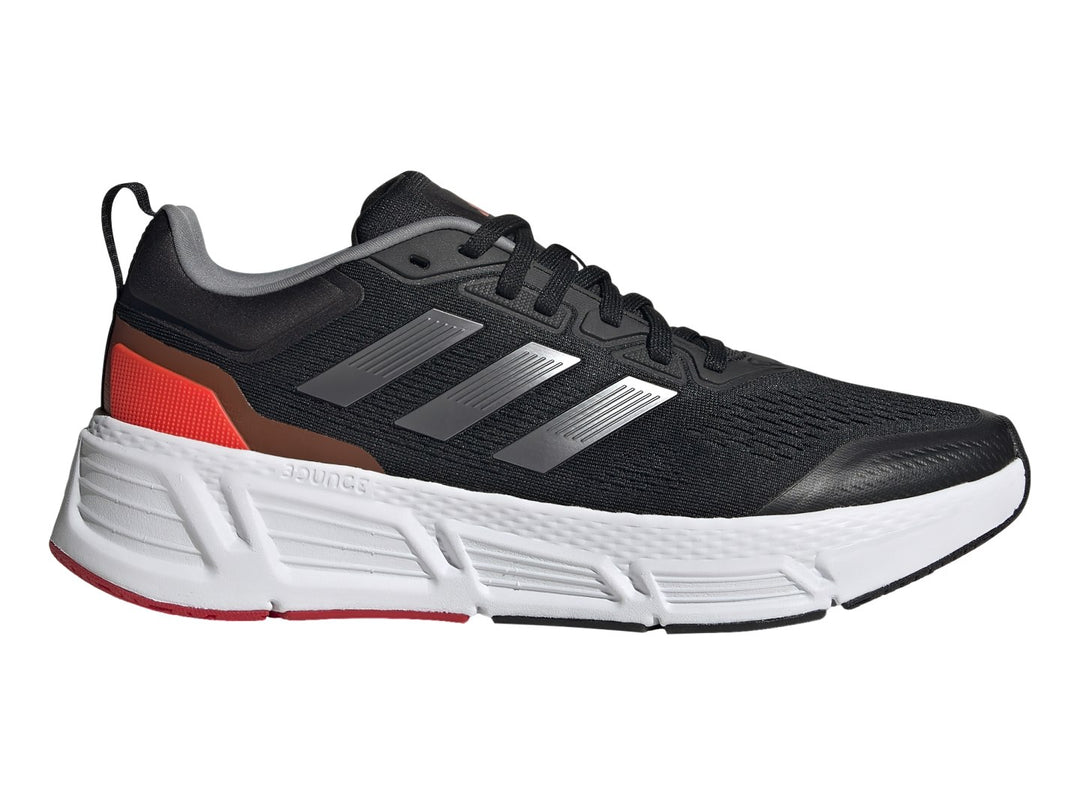 Tenis deportivos Adidas Questar color negro con suela blanca y detalles en gris metálico y rojo.