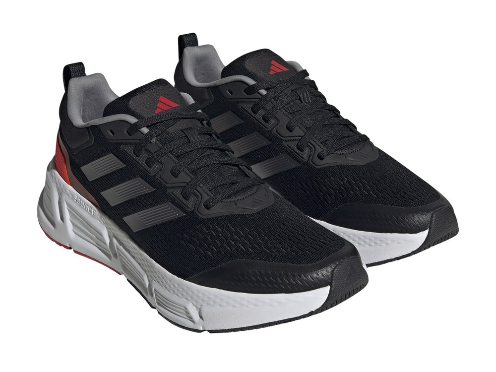 Tenis deportivos Adidas Questar color negro con suela blanca y detalles en gris metálico y rojo.