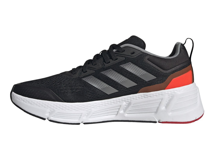 Tenis deportivos Adidas Questar color negro con suela blanca y detalles en gris metálico y rojo.